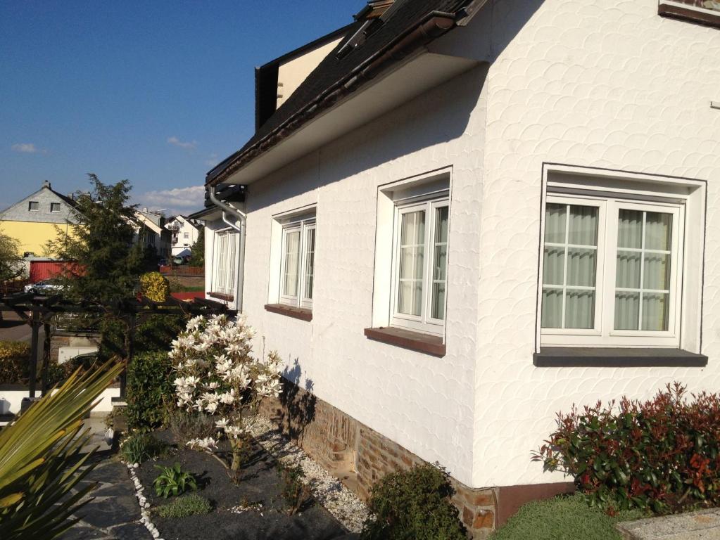 Haus Uebernachtenswert Cochem Mosel Esterno foto